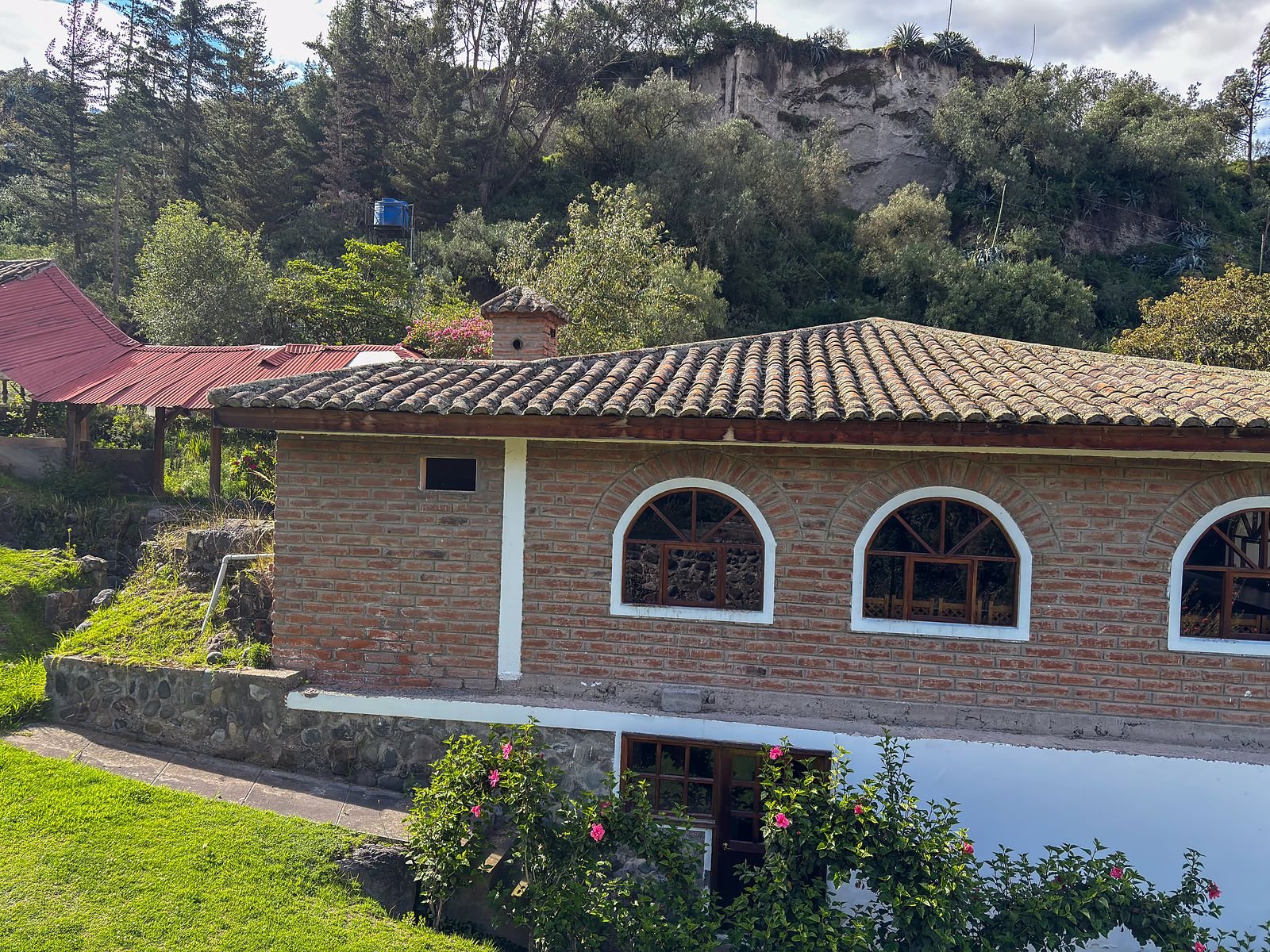 Edificación restaurada de ladrillo y arcos