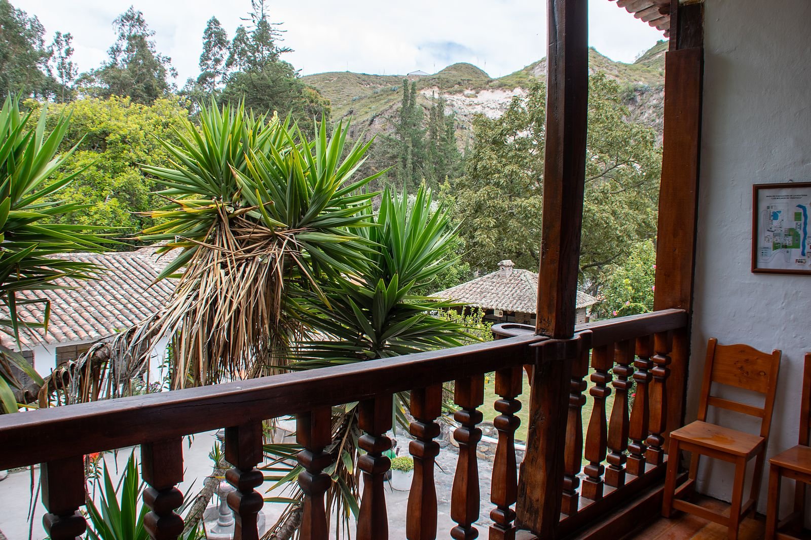 Balcón de madera con vista al valle