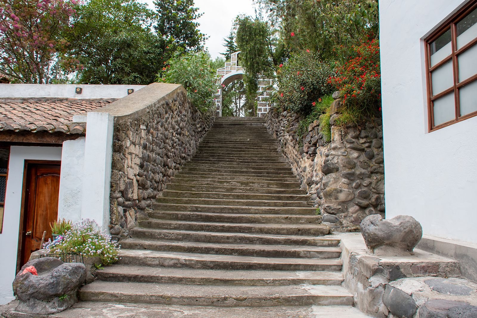 Escalinata de piedra entre las casas