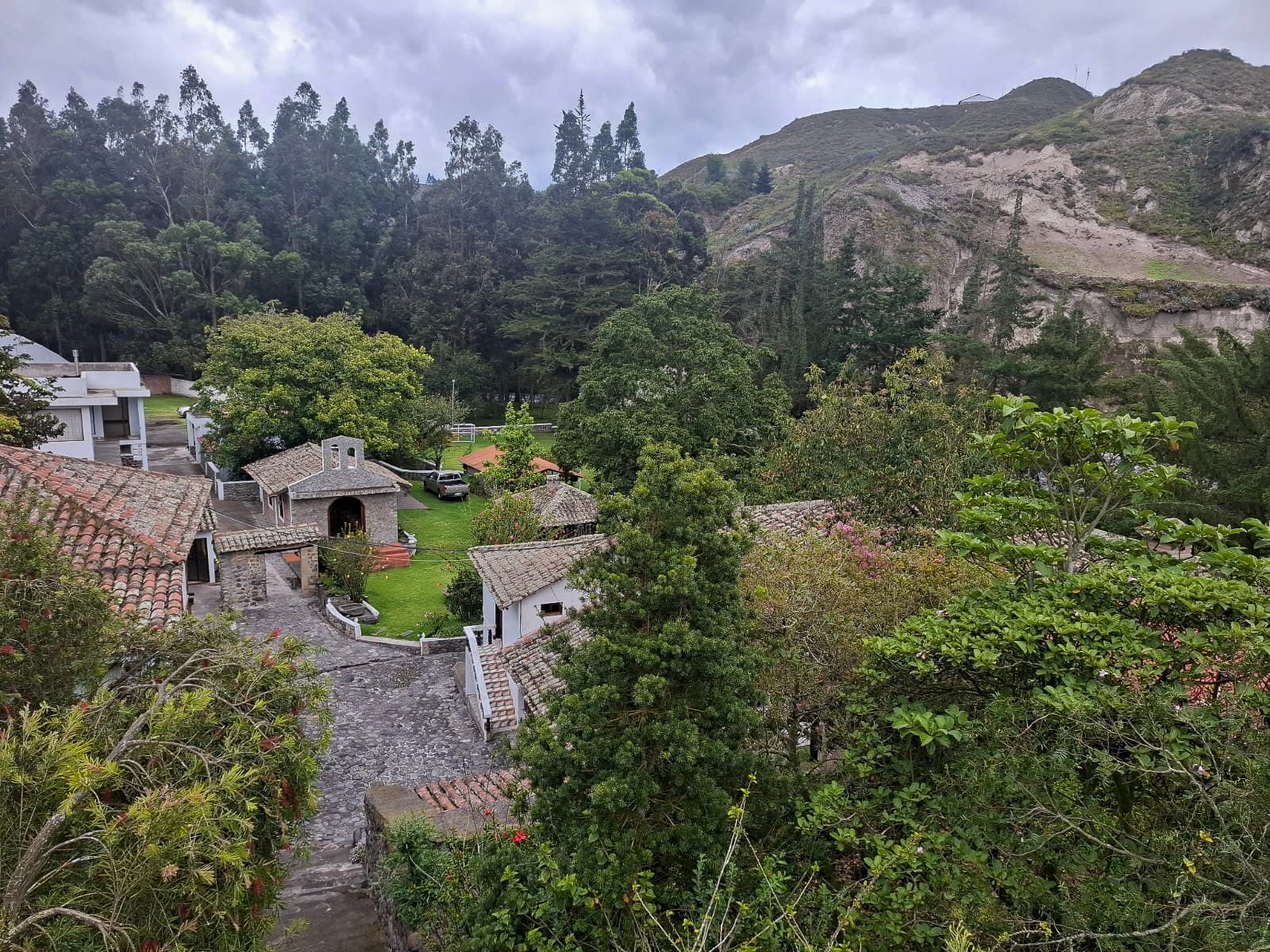 Vista general de la hostería entre las montañas