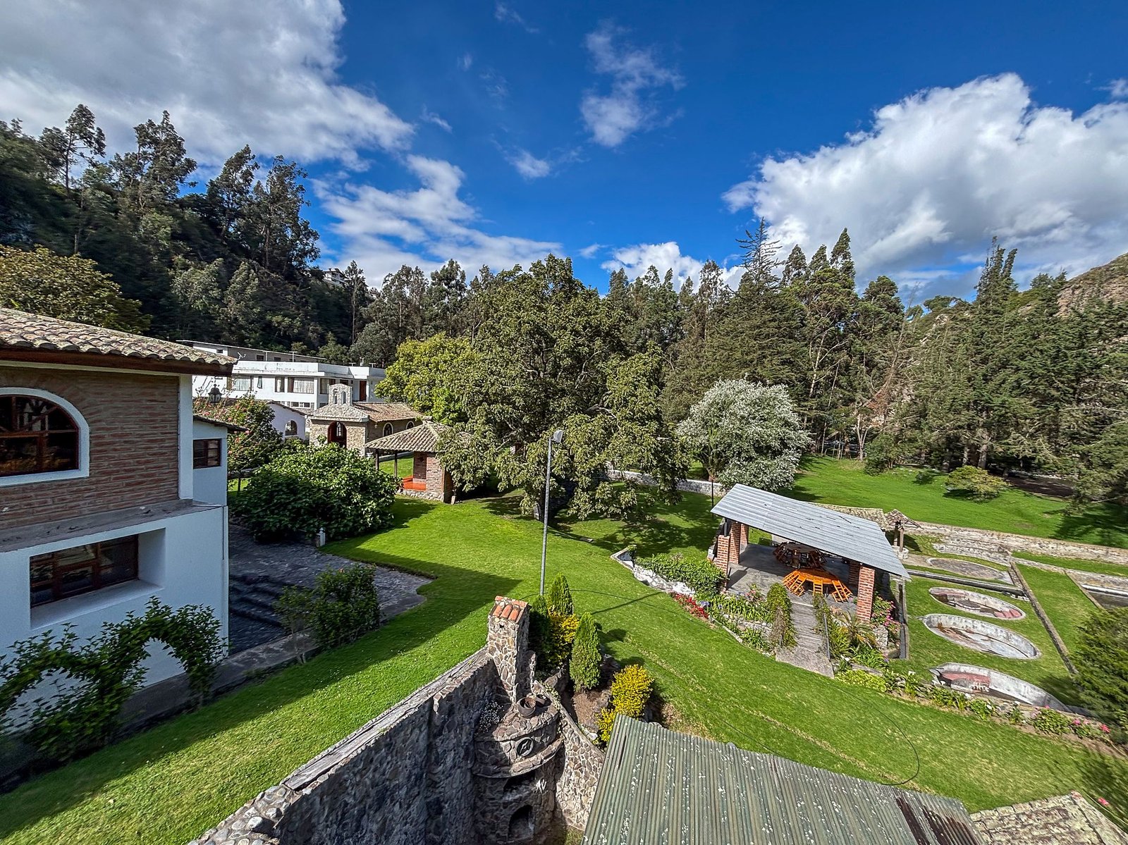 Los jardines de la hostería junto al río Yanayacu