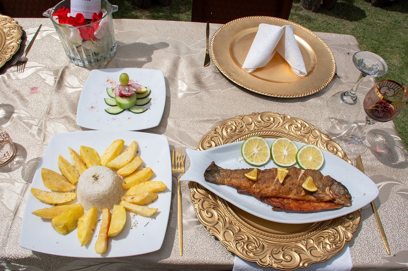 Mesa servida con trucha y frutas