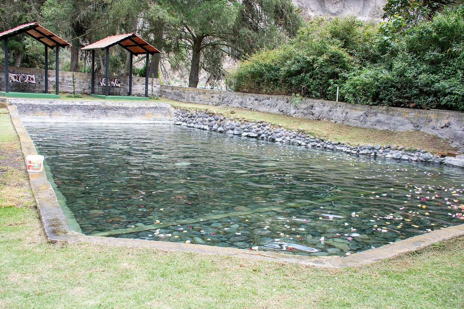 Pozas de piedra y cabañas