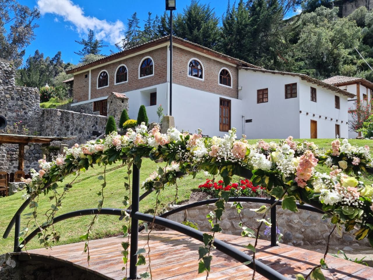 Puente decorado con flores