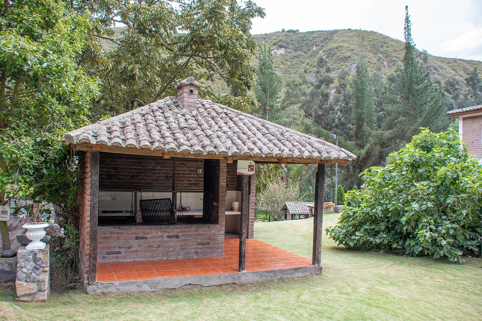 Quiosco y jardines junto al río